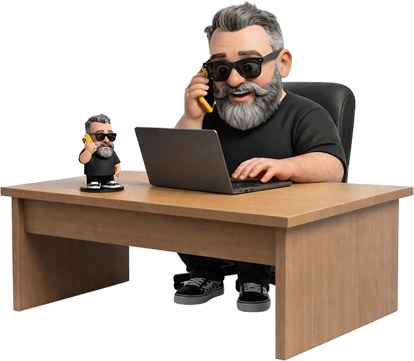 Meu pesonagem sentado em uma mesa com o notebook e um boneco