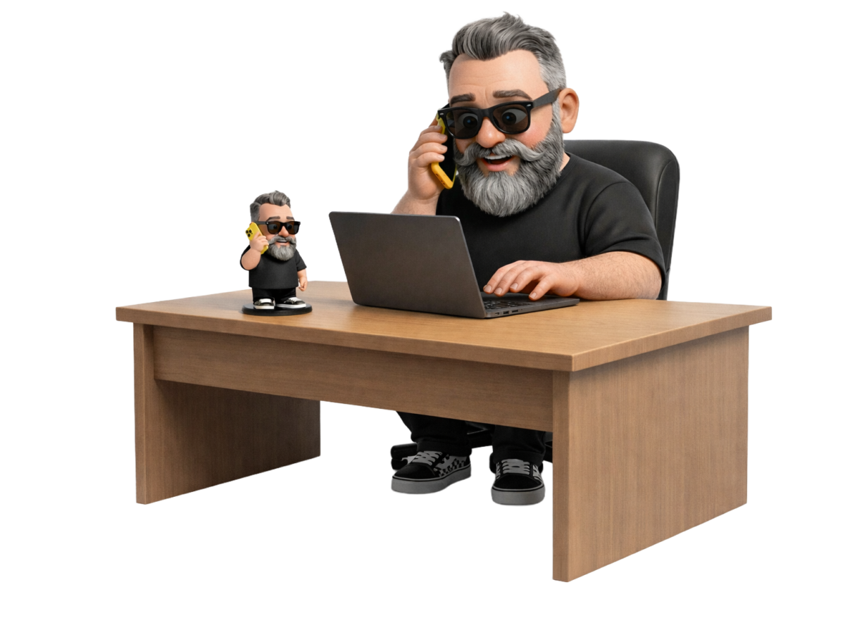 Meu pesonagem sentado em uma mesa com o notebook e um boneco